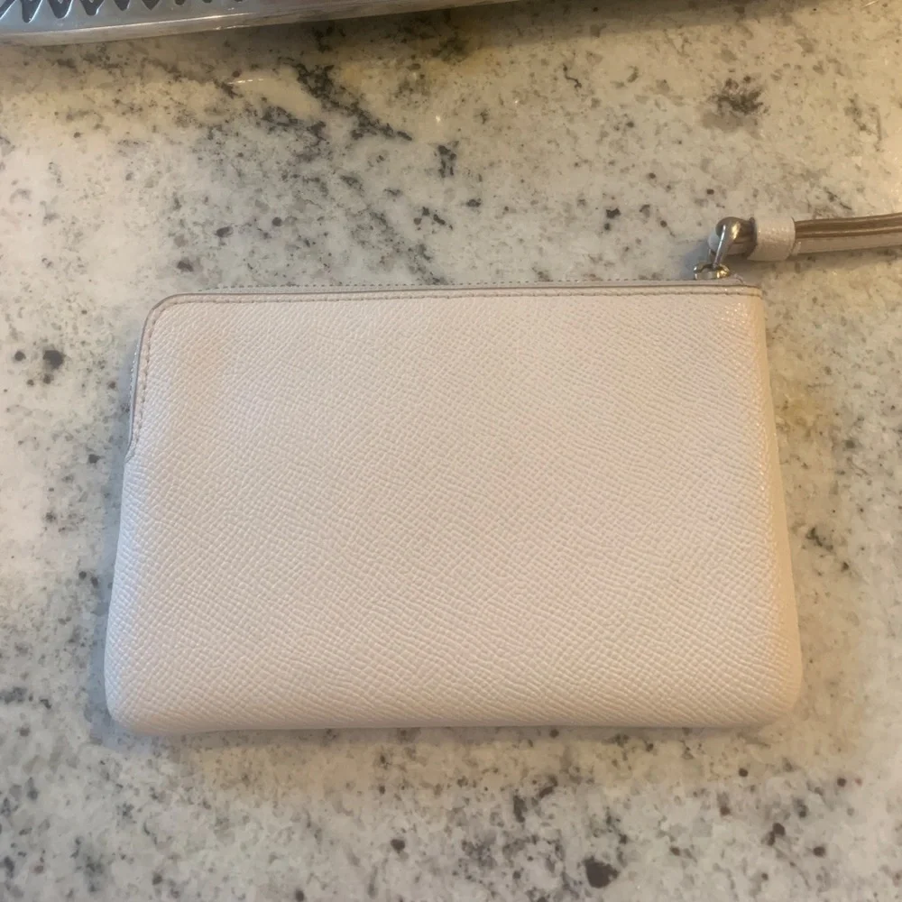 Coach like new cream wristlet💕🌷💛 - Picture 2 of 5